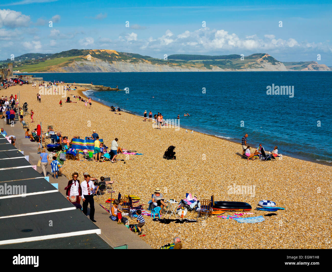 Der Strand von Lyme Regis Dorset England UK mit dramatischen Sandsteinfelsen am Golden Cap und die Jurassic Coast sichtbar über Stockfoto