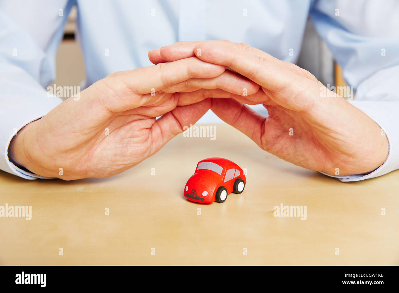 Kfz-Versicherung mit übergibt rote Fahrzeug als symbol Stockfoto