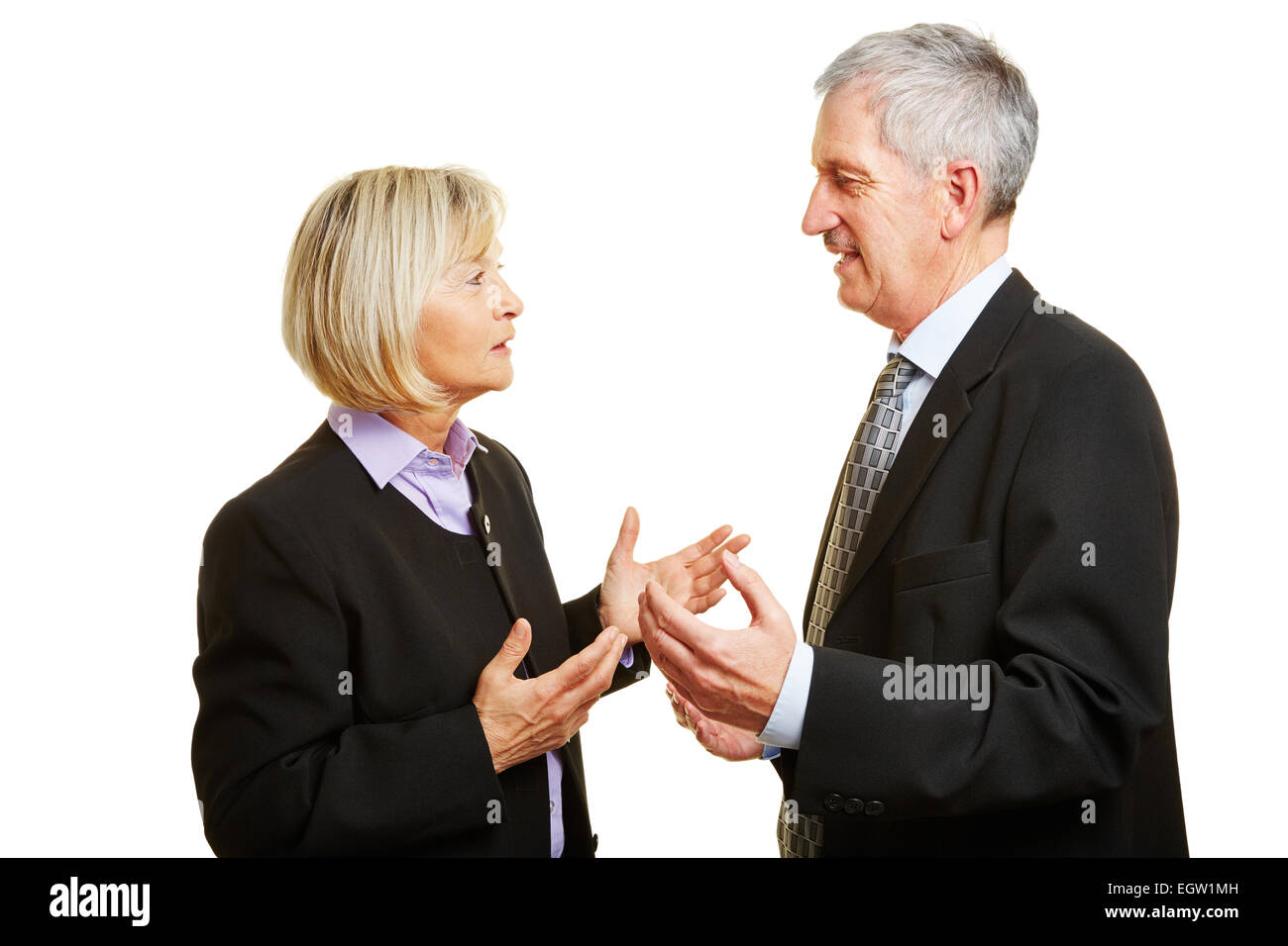 Zwei alte Geschäftsleute sprechen und streiten in einer Diskussion Stockfoto