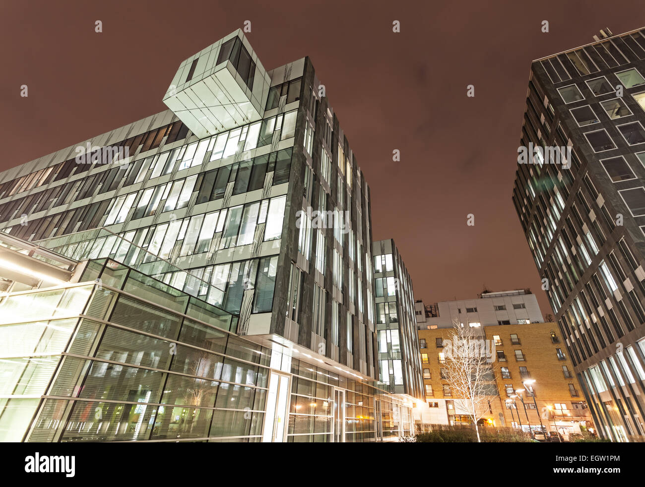 Modernes Businesscenter in Warschau in der Nacht. Stockfoto