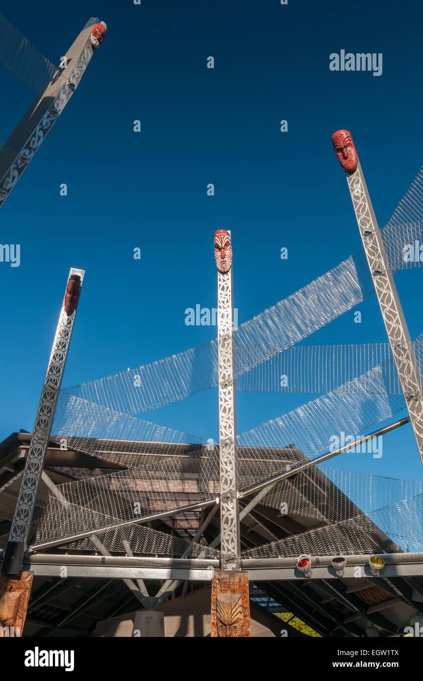 Maori Holzschnitzerei, Te Puia Marae, Whakarewarewa, Rotorua, Bay of Plenty, Nordinsel, Neuseeland. Stockfoto