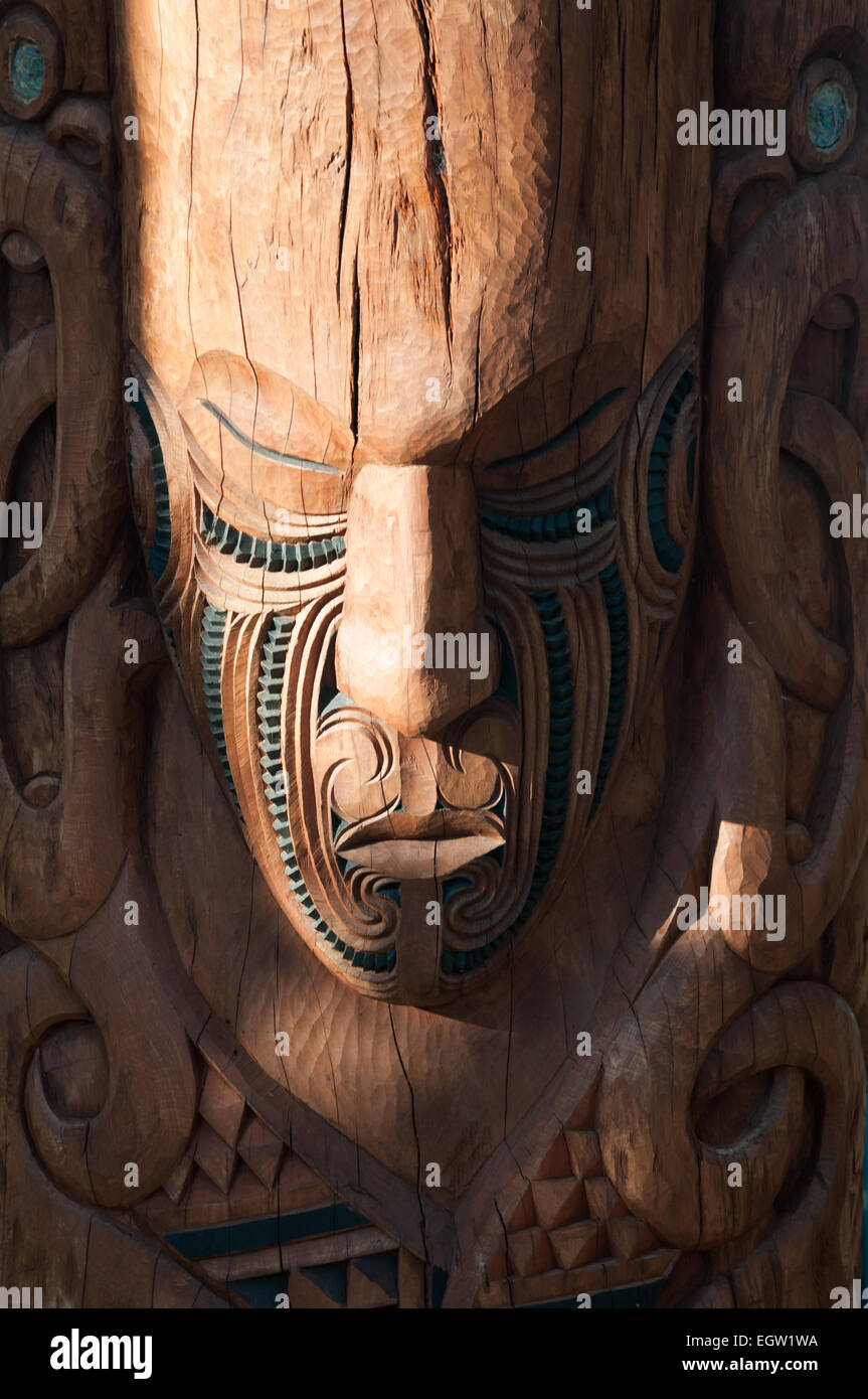 Maori Holzschnitzerei, Te Puia Marae, Whakarewarewa, Rotorua, Bay of Plenty, Nordinsel, Neuseeland. Stockfoto