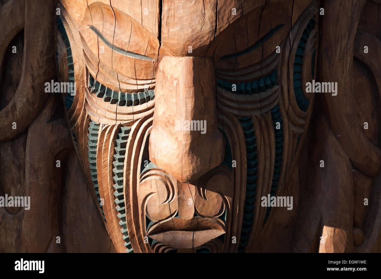 Maori Holzschnitzerei, Te Puia Marae, Whakarewarewa, Rotorua, Bay of Plenty, Nordinsel, Neuseeland. Stockfoto
