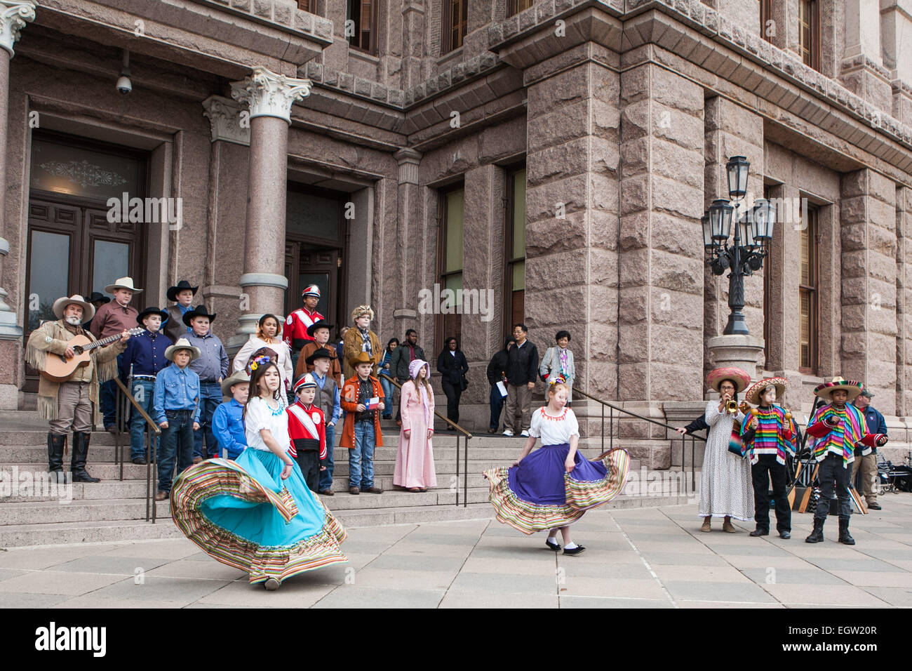 Austin, Texas, USA. 2. März 2015. Schüler von Electra Elementary School führen auf den Stufen des State Capitol in Austin, Texas zu Ehren der Unabhängigkeit von Texas von Mexiko. Bildnachweis: Rustin Gudim/ZUMA Draht/Alamy Live-Nachrichten Stockfoto