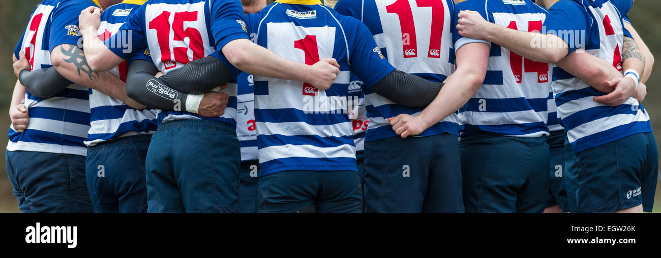 Männlichen Rugby union Football-Spieler umarmen zusammen mit Armen verbunden. Stockfoto