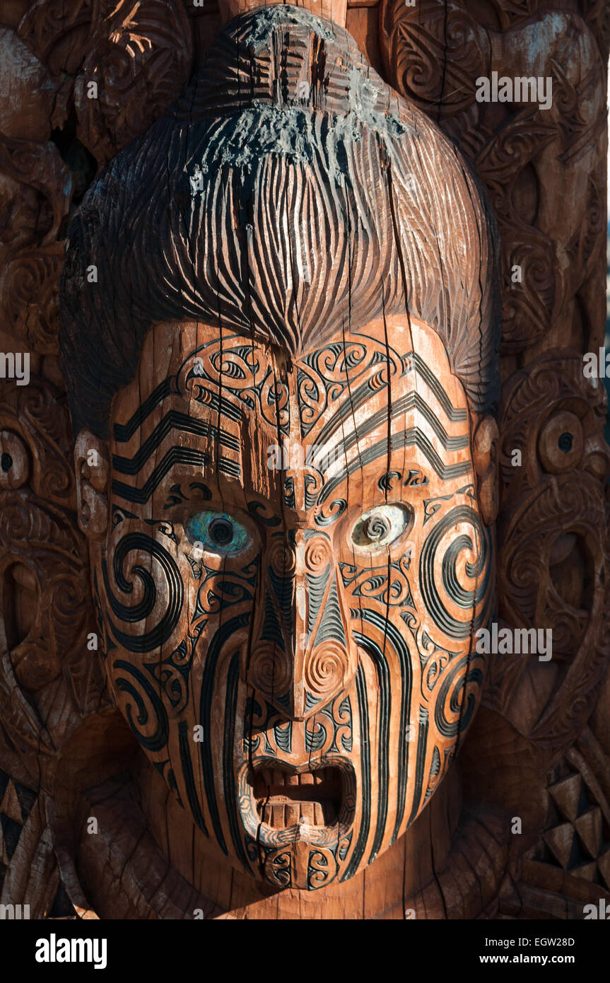 Maori Holzschnitzerei, Te Puia Marae, Whakarewarewa, Rotorua, Bay of Plenty, Nordinsel, Neuseeland. Stockfoto
