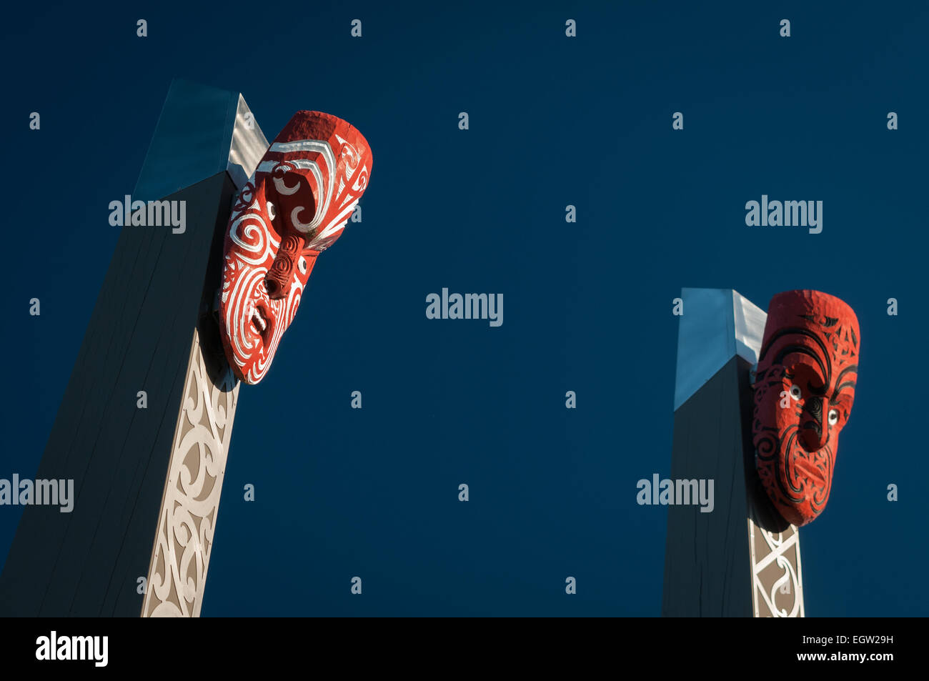 Maori Holzschnitzerei, Te Puia Marae, Whakarewarewa, Rotorua, Bay of Plenty, Nordinsel, Neuseeland. Stockfoto