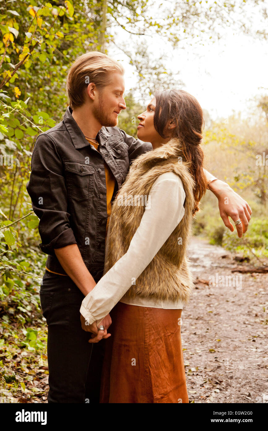 Frau und Mann umarmt. Stockfoto