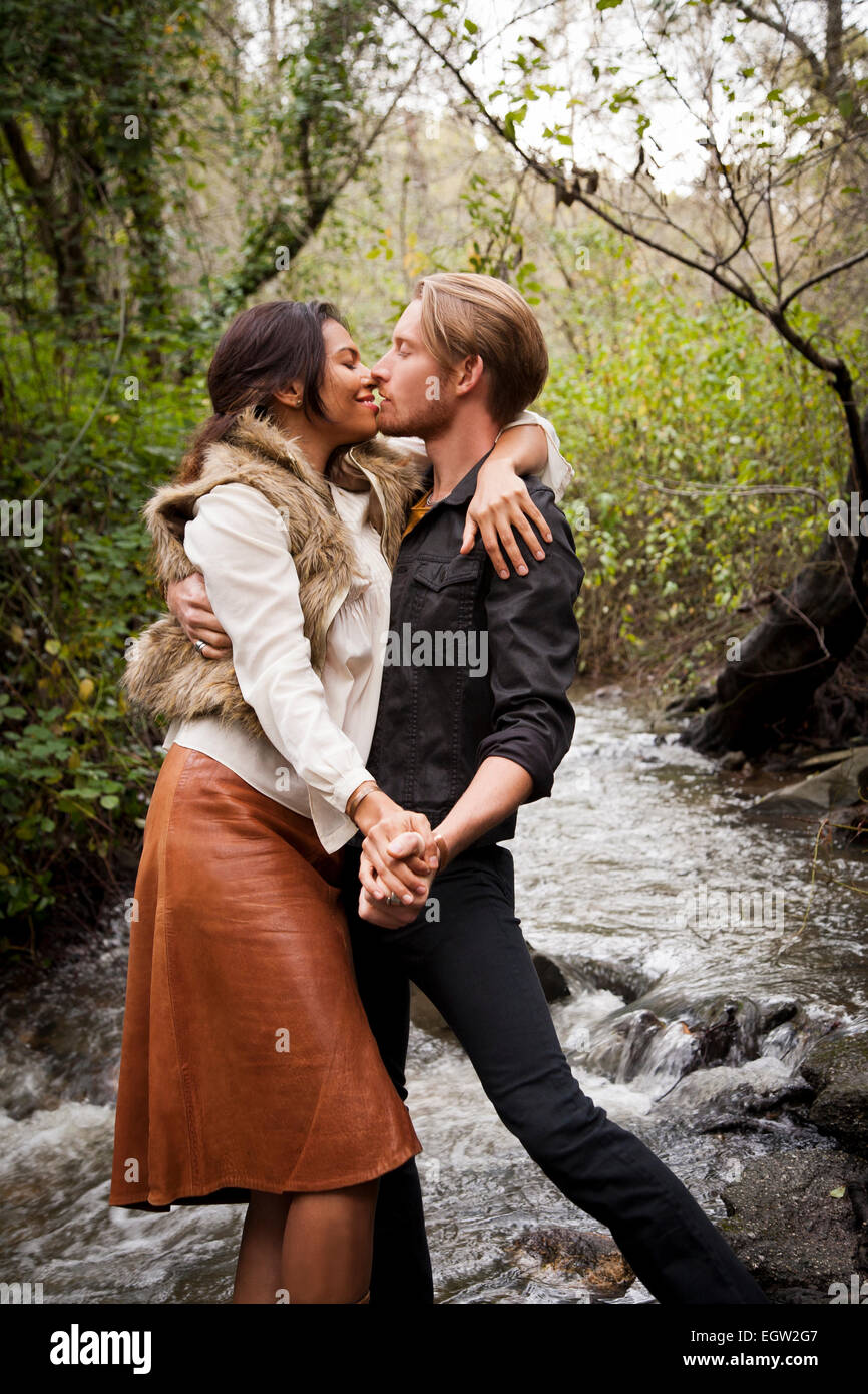 Frau und Mann küssen in den Bach. Stockfoto