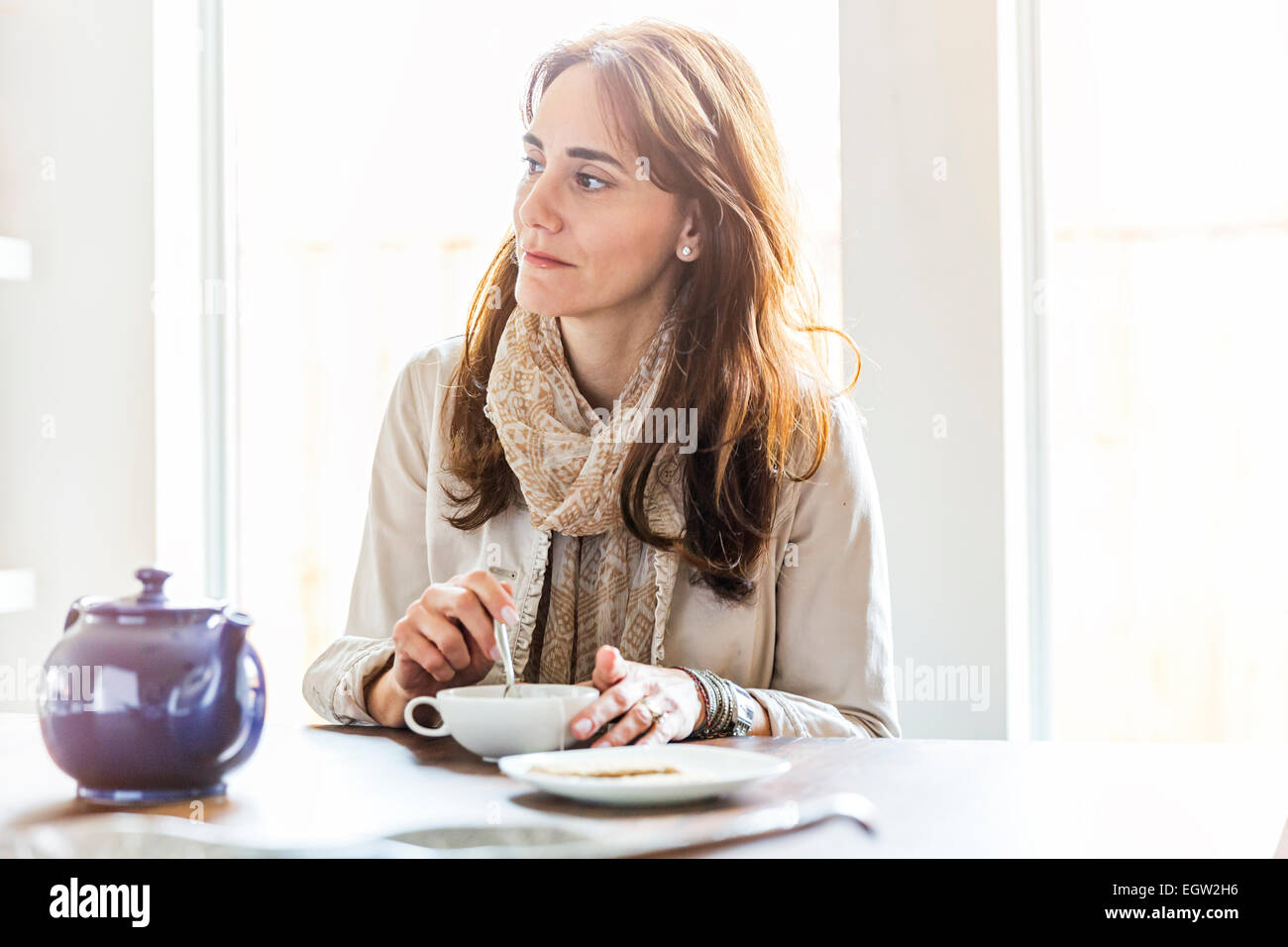 Frau mit Tee. Stockfoto