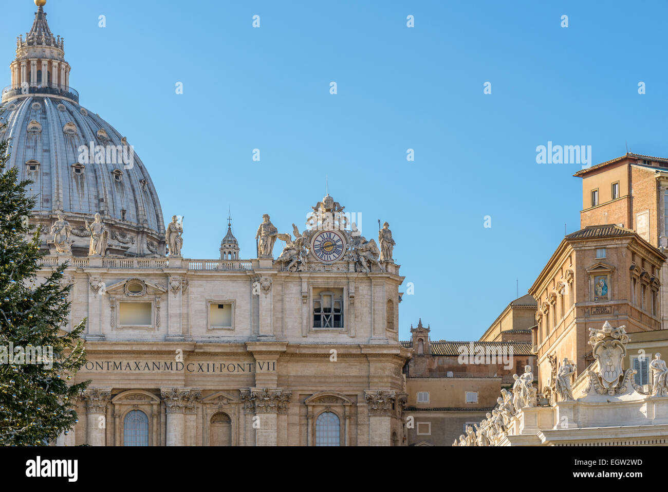 Besonderheiten der Kirche San Pietro und die Spalte auf dem Platz, Rom Italien, die Kuppel und die Uhr Stockfoto