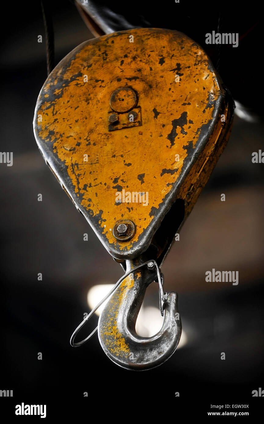 Industrielle gelbe Metallhaken Detail geschossen in einer Fabrik Stockfoto