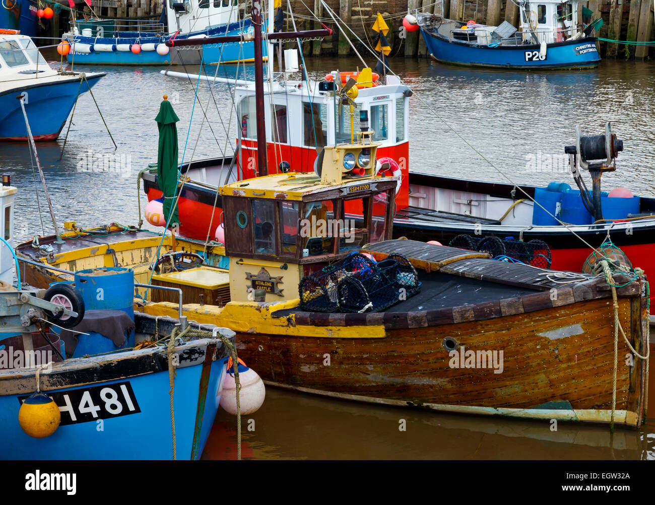 Angelboote/Fischerboote vertäut im Hafen von West Bay einen kleinen Hafen in der Nähe von Bridport an der Jurassic Coast in Dorset Süd-West England UK Stockfoto