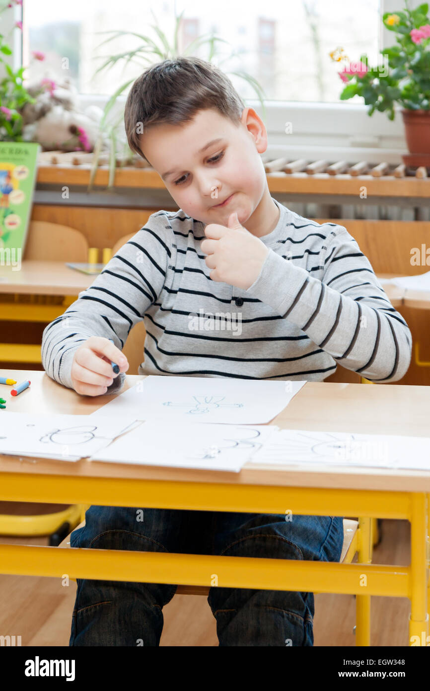 Vorschule junge Einschreibung in die Schule zu tun Stockfoto