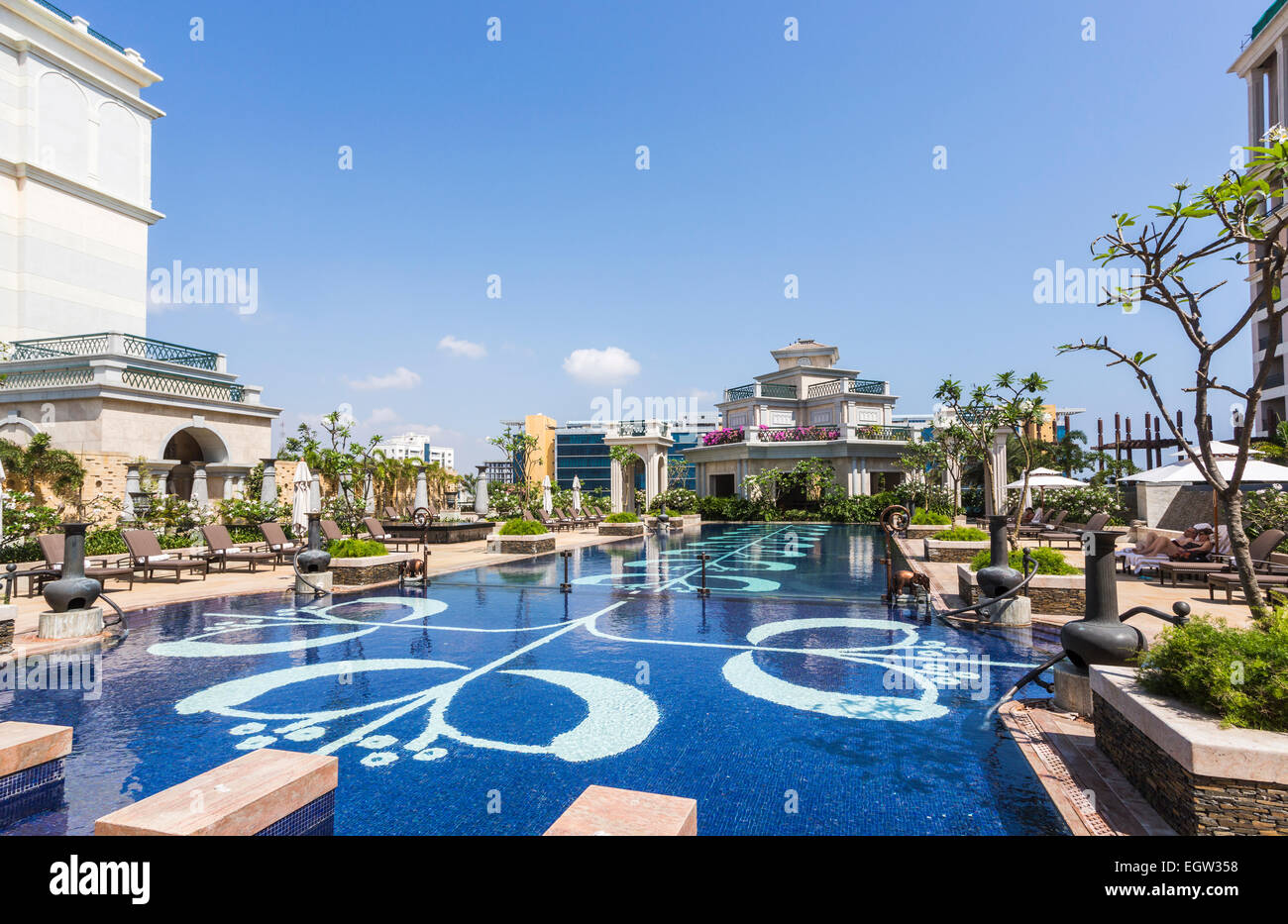 Terrasse Schwimmbad im luxuriösen 5-Sterne Hotel Leela Palace Hotel, Chennai, Tamil Nadu, Südindien an einem sonnigen Tag mit einem klaren blauen Himmel Stockfoto