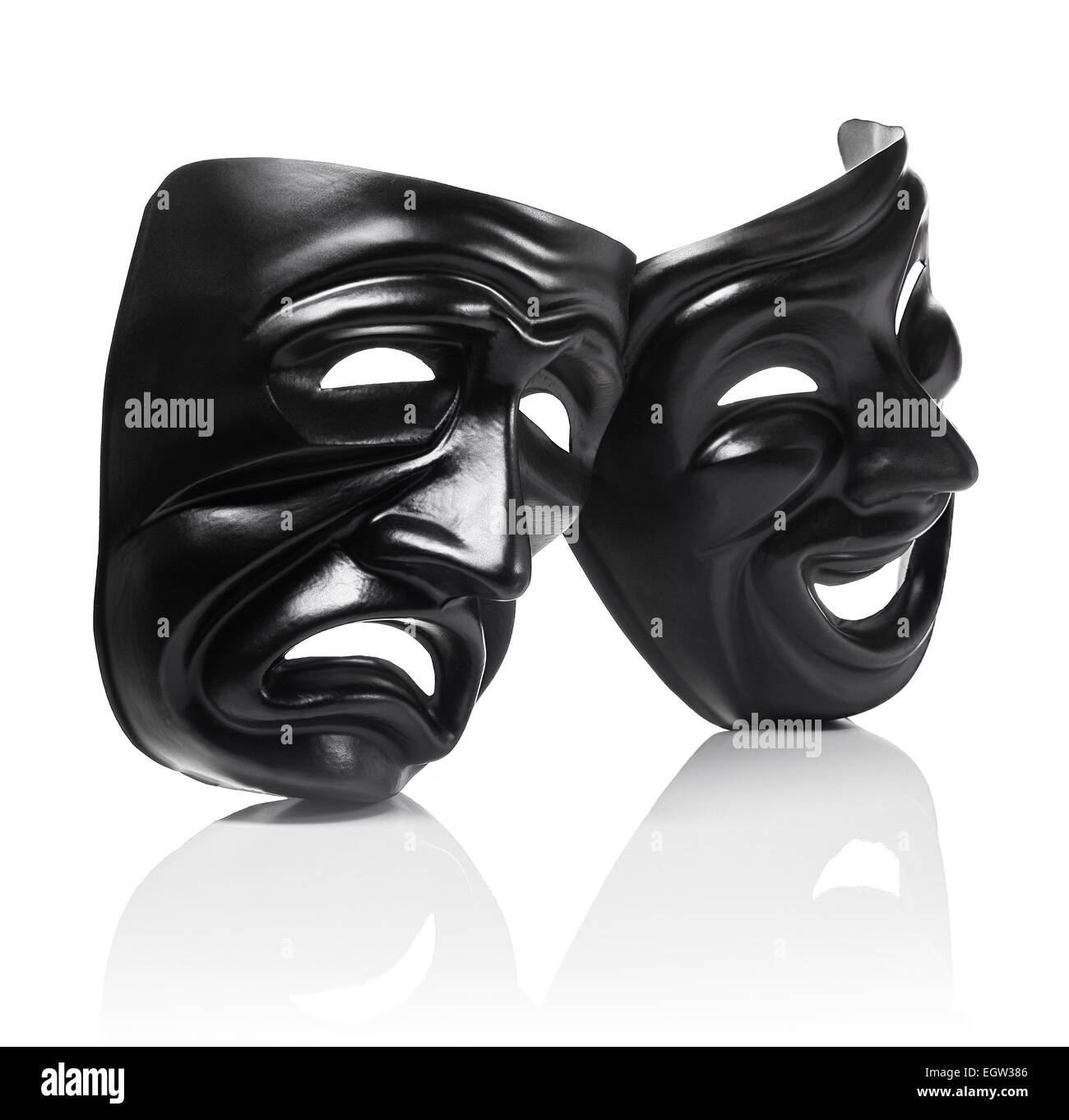 Generische Kunststoff Masken als theatralische Symbole isoliert auf weiss mit Reflexion Stockfoto