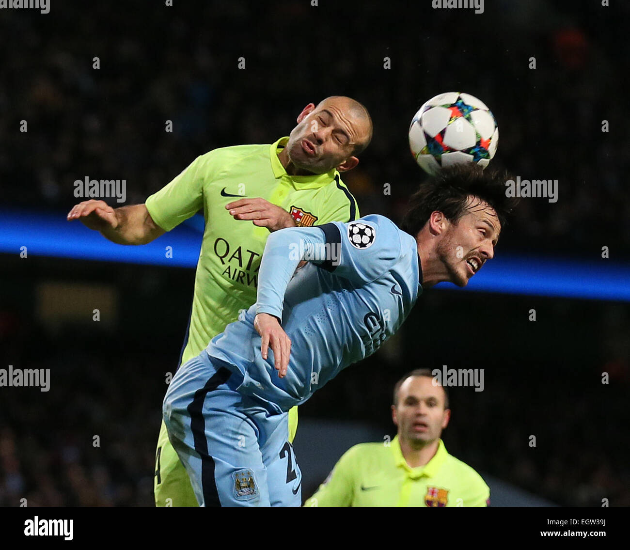 Manchester, UK. 24. Februar 2015. Javier Mascherano von Barcelona fordert David Silva von Manchester City - UEFA Champions League letzten-16 Hinspiel - Manchester City-FC Barcelona - Etihad Stadium - Manchester - England 24. Februar 2015 © Csm/Alamy Live-Nachrichten Stockfoto