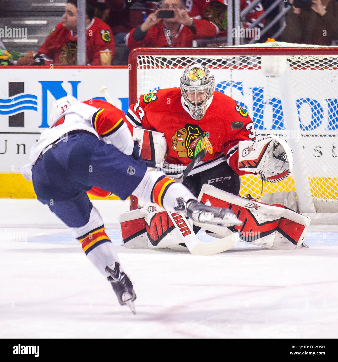 Chicago, IL, USA. 24. Februar 2015. Chicago, Illinois, USA - Blackhawk #33 Torhüter Scott Darling hält einen Strafe Schuss Versuch von Panther #17 Derek MacKenzie während der National Hockey League-Spiel zwischen den Chicago Blackhawks und die Florida Panthers im United Center in Chicago, IL. © Csm/Alamy Live-Nachrichten Stockfoto