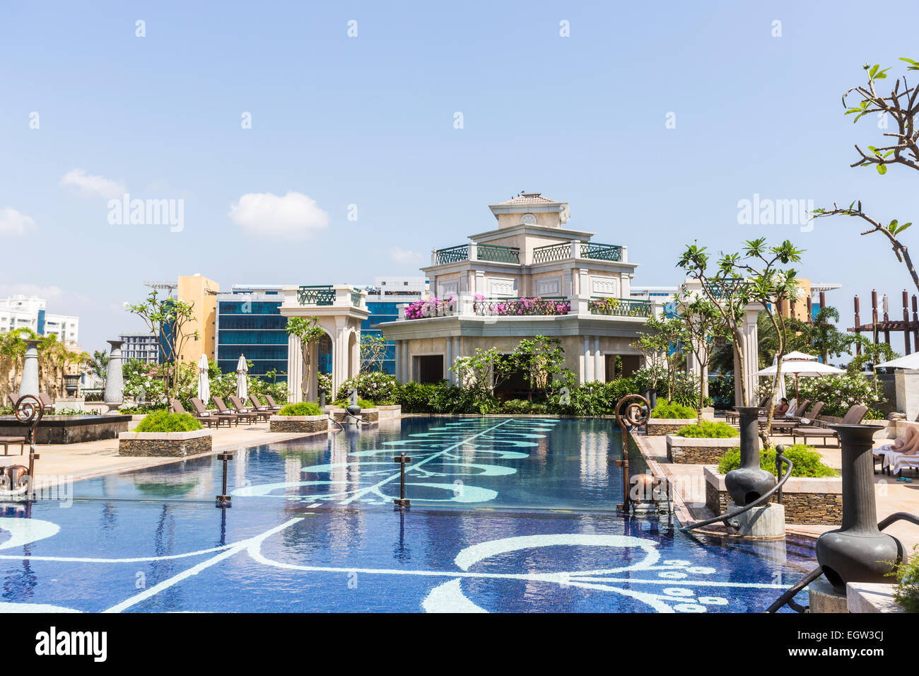 Terrasse Schwimmbad im luxuriösen 5-Sterne Hotel Leela Palace Hotel, Chennai, Tamil Nadu, Südindien an einem sonnigen Tag mit einem klaren blauen Himmel Stockfoto