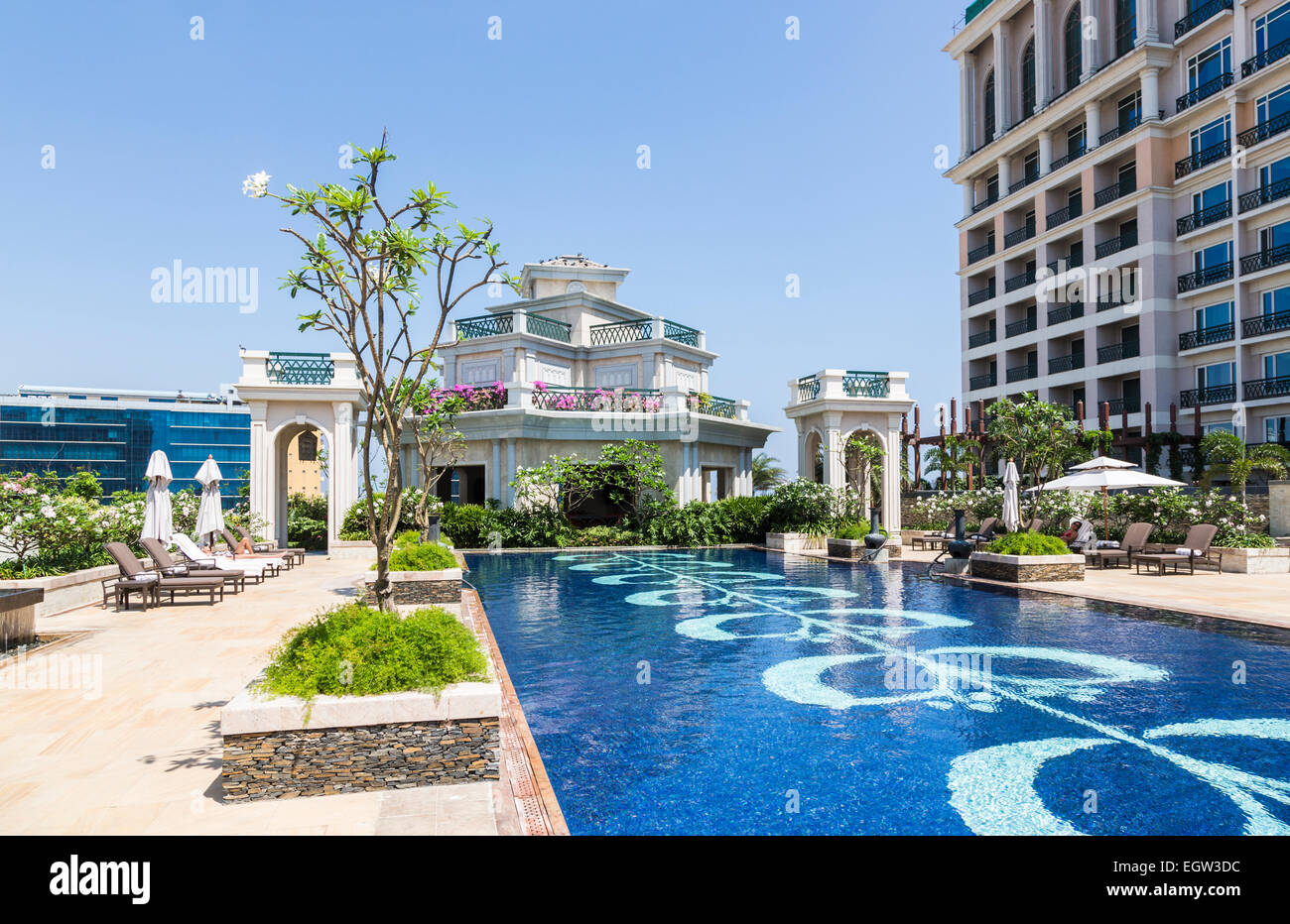 Terrasse Schwimmbad im luxuriösen 5-Sterne Hotel Leela Palace Hotel, Chennai, Tamil Nadu, Südindien an einem sonnigen Tag mit einem klaren blauen Himmel Stockfoto