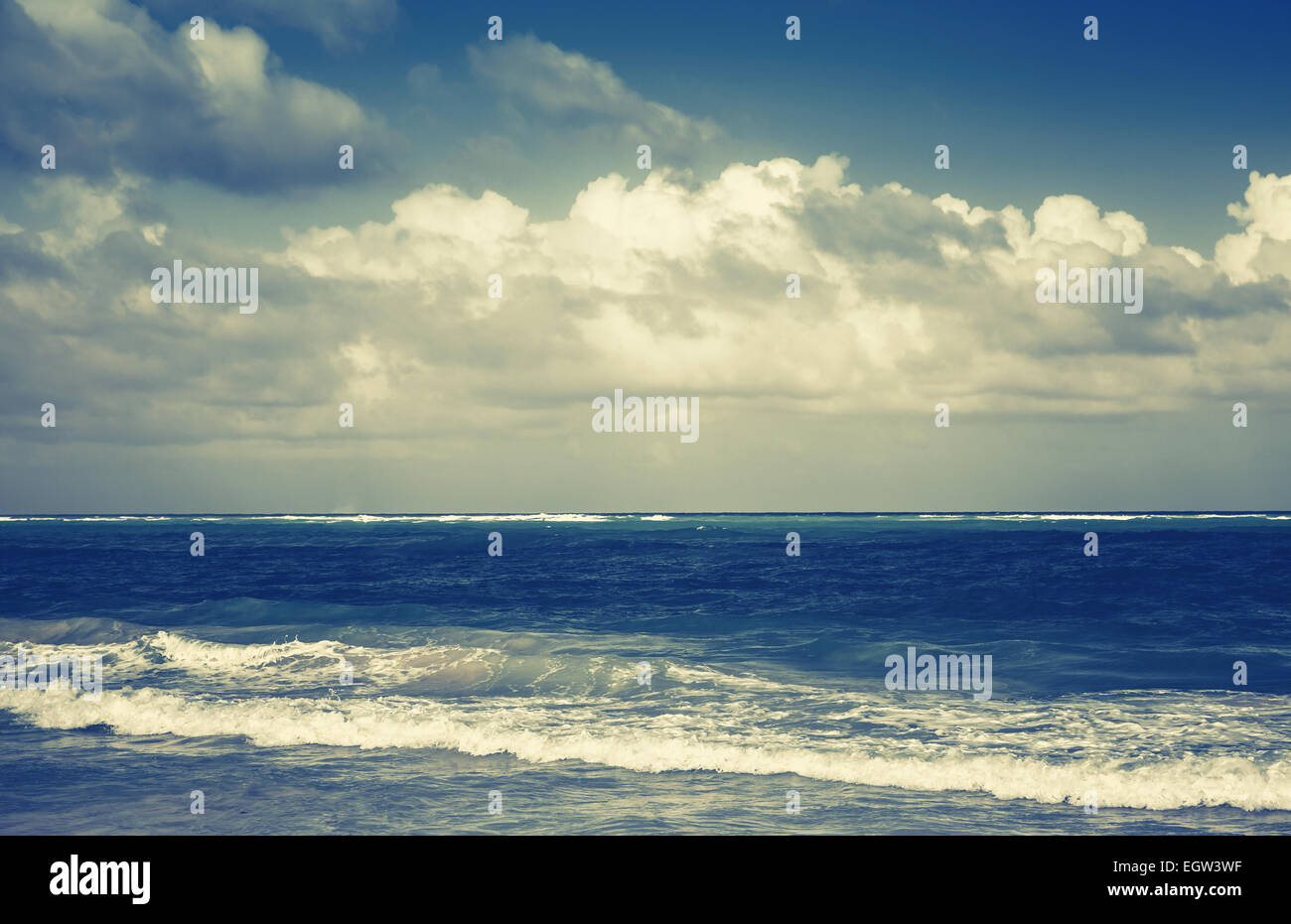 Dramatische Landschaft, Küste des Atlantischen Ozeans. Dominikanische Republik, Punta Cana. Blau getönten Foto mit Filterwirkung Stockfoto