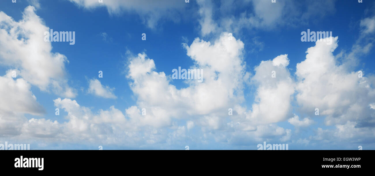Blauer Himmel mit weißen Wolken, abstrakte Panorama Natur Hintergrund Stockfoto