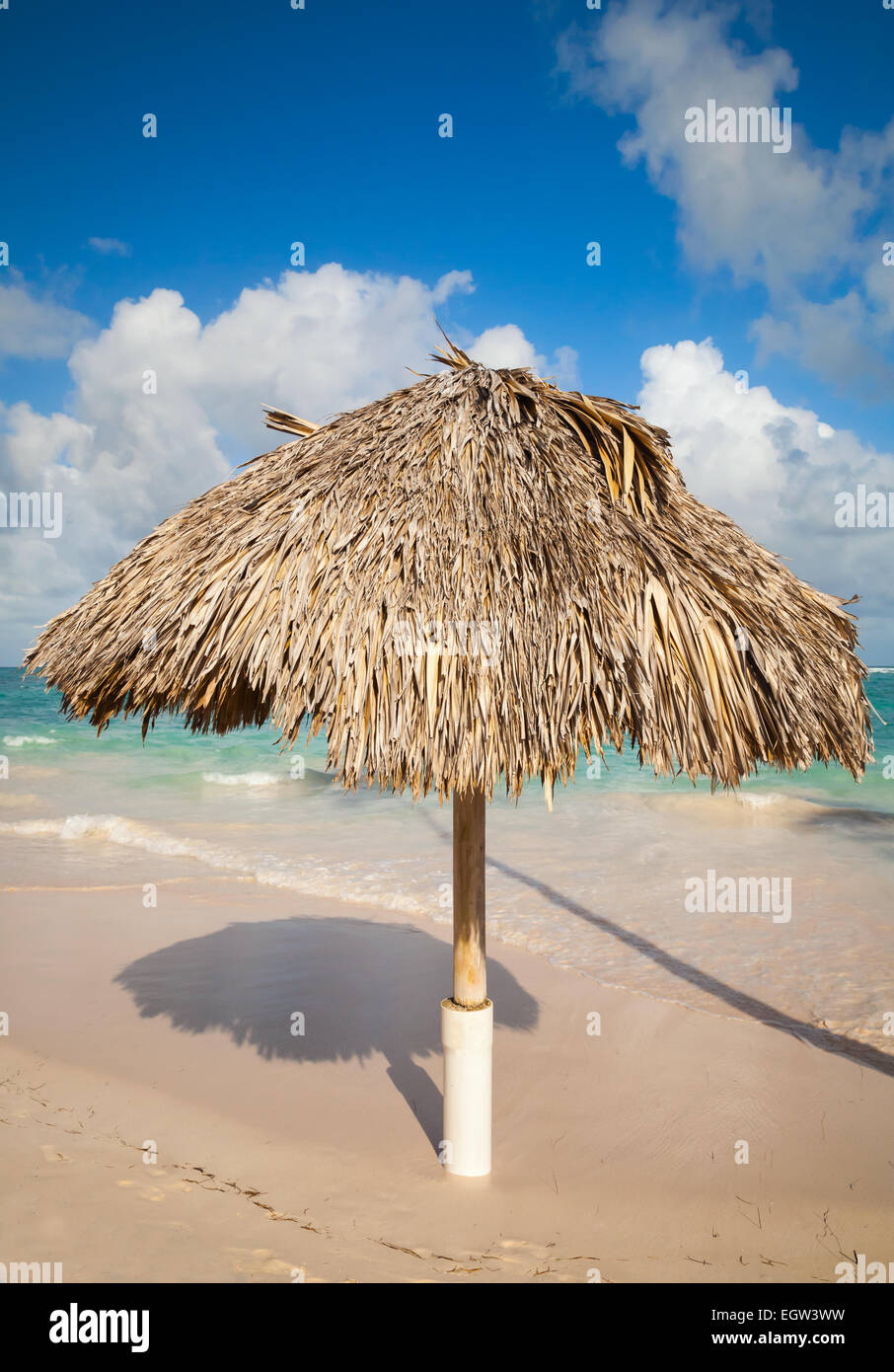 Holz Sonnenschirm am Sandstrand in der Dominikanischen Republik Stockfoto