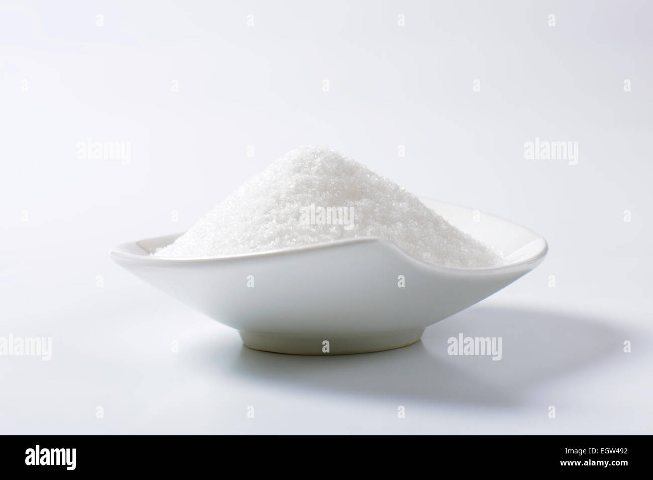 Haufen von Kristallzucker in Schüssel weiß Stockfoto