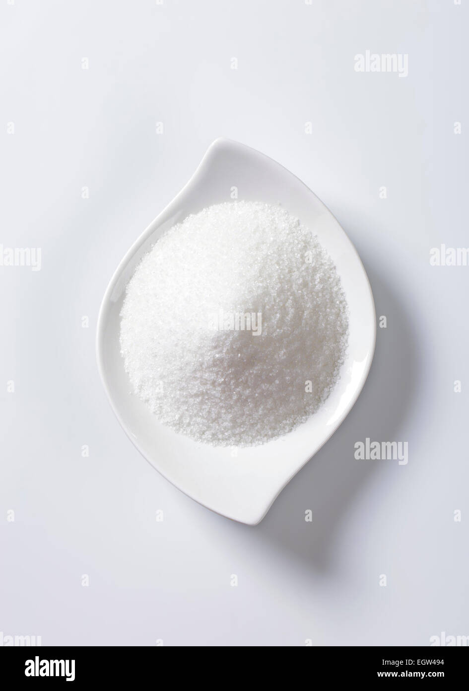 Haufen von Kristallzucker in Schüssel weiß Stockfoto