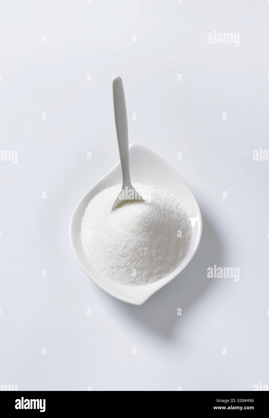 Haufen von Kristallzucker in Schüssel weiß Stockfoto