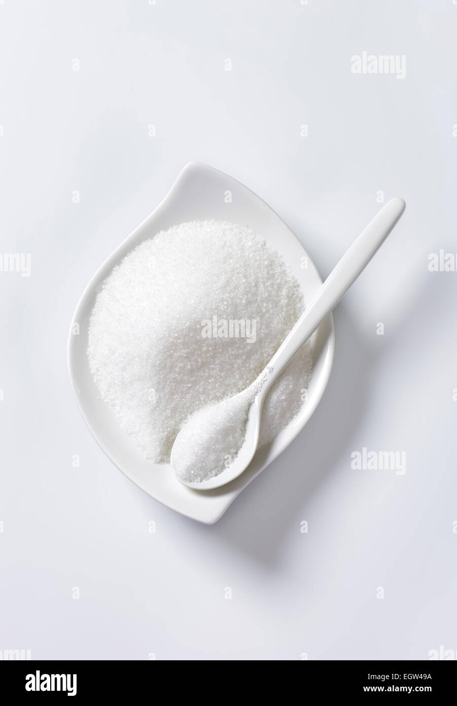 Haufen von Kristallzucker in Schüssel weiß Stockfoto
