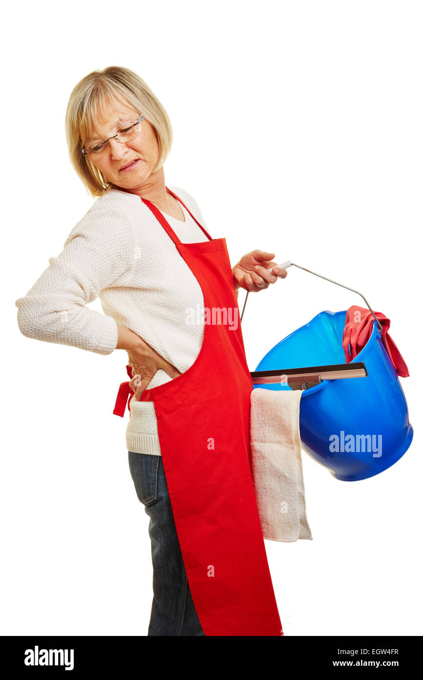 Putzfrau mit chronischen Rückenschmerzen mit Reinigungsmittel Stockfoto