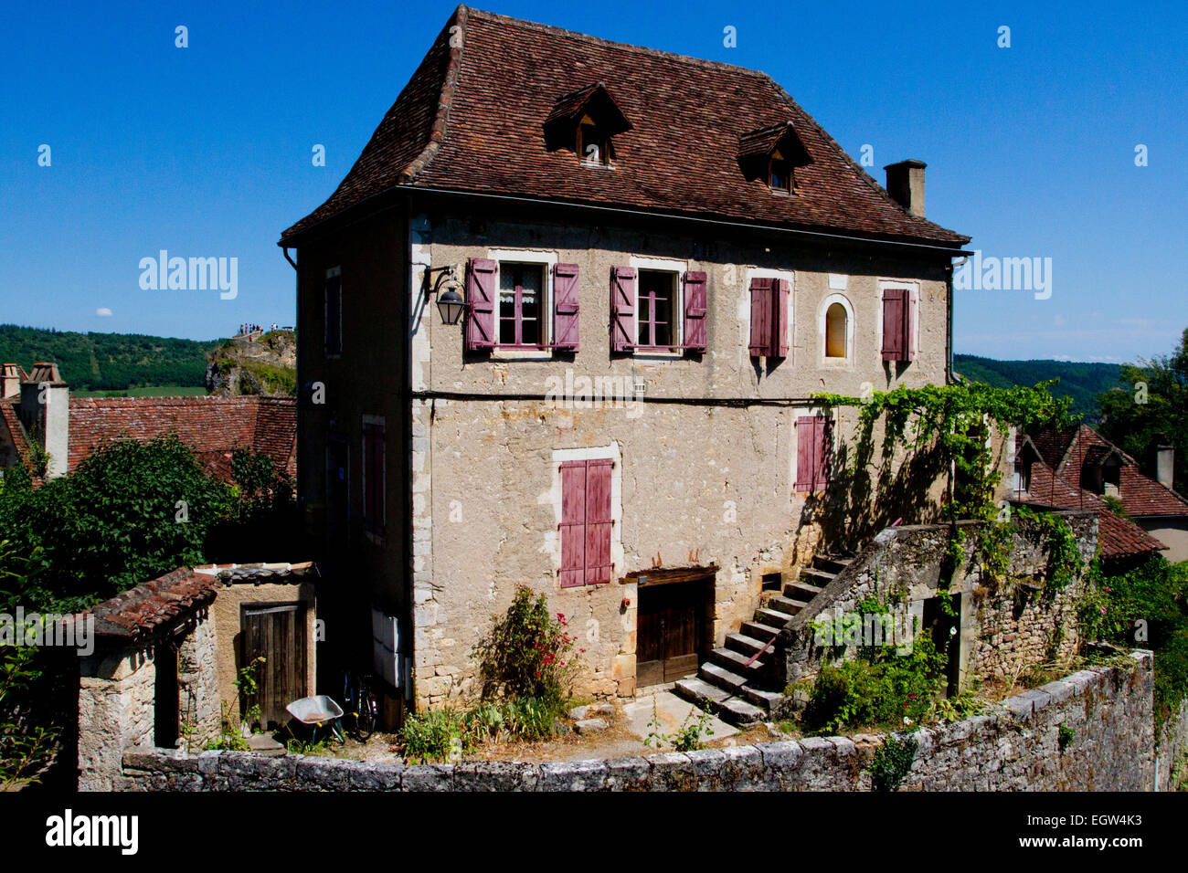 Häuser der mittelalterlichen Architektur in Saint-Cirq-Lapopie, eine Gemeinde im Département Lot im Südwesten Frankreichs im August Stockfoto