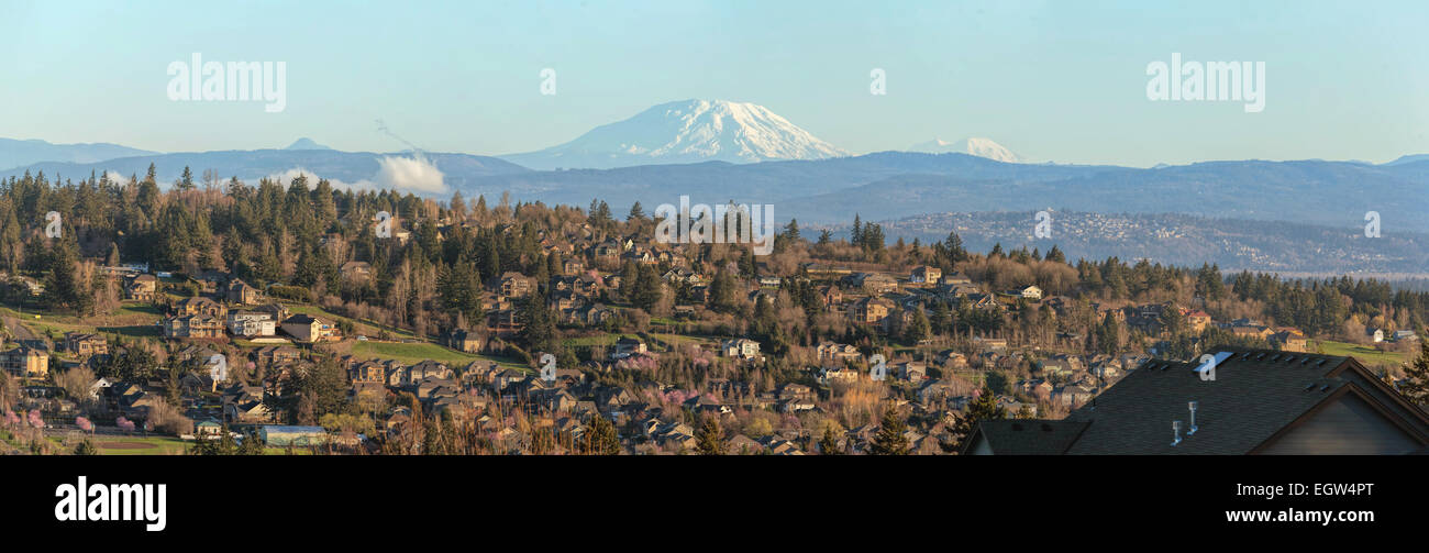Stadt von Happy Valley Oregon Häuser mit Mount St. Helens und Mount Rainier Panorama Stockfoto