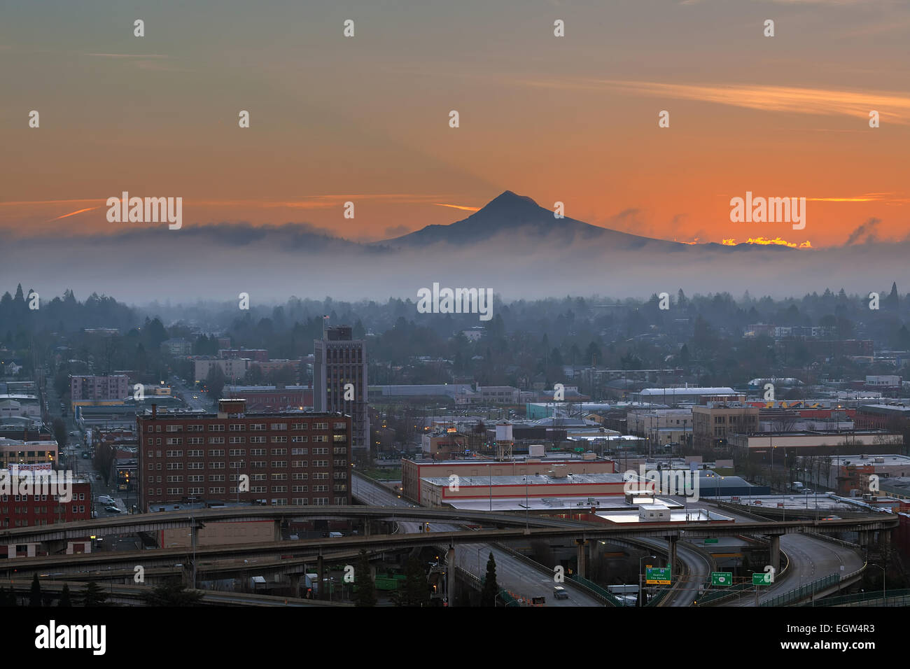 Portland Oregon Innenstadt Stadtbild Eastside Industriegebiet mit Mount Hood bei Sonnenaufgang Stockfoto