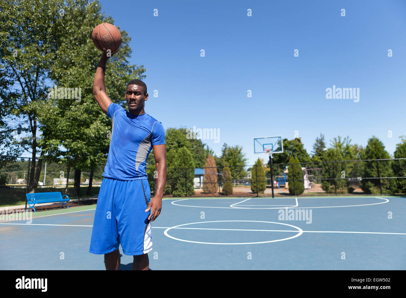 Basketball-Spieler den Ball Palming Stockfoto