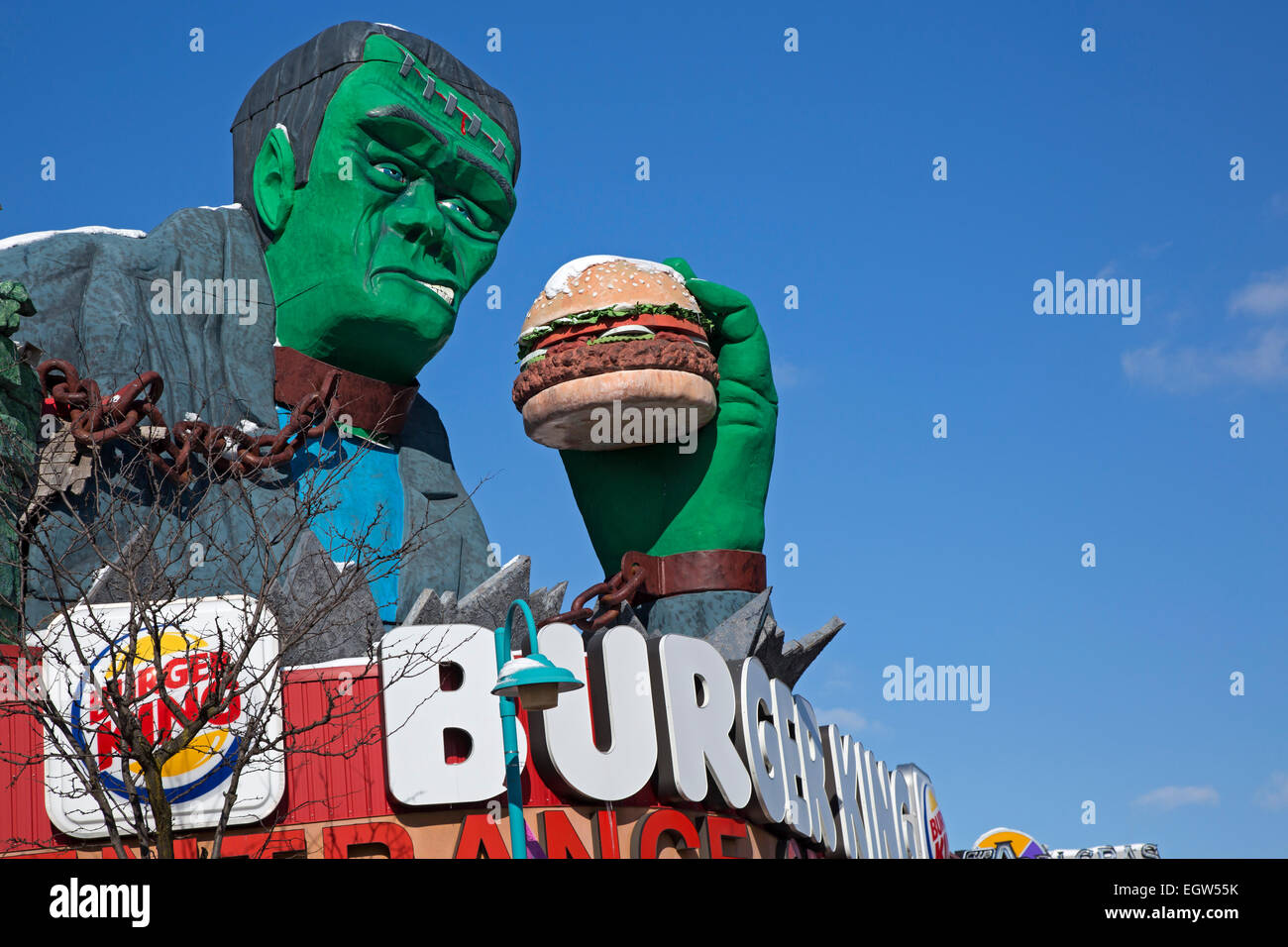 Niagara Falls, Ontario - Frankenstein isst einen Hamburger auf einer Burger King Filiale in Niagara Falls Clifton Hill Touristenviertel. Stockfoto