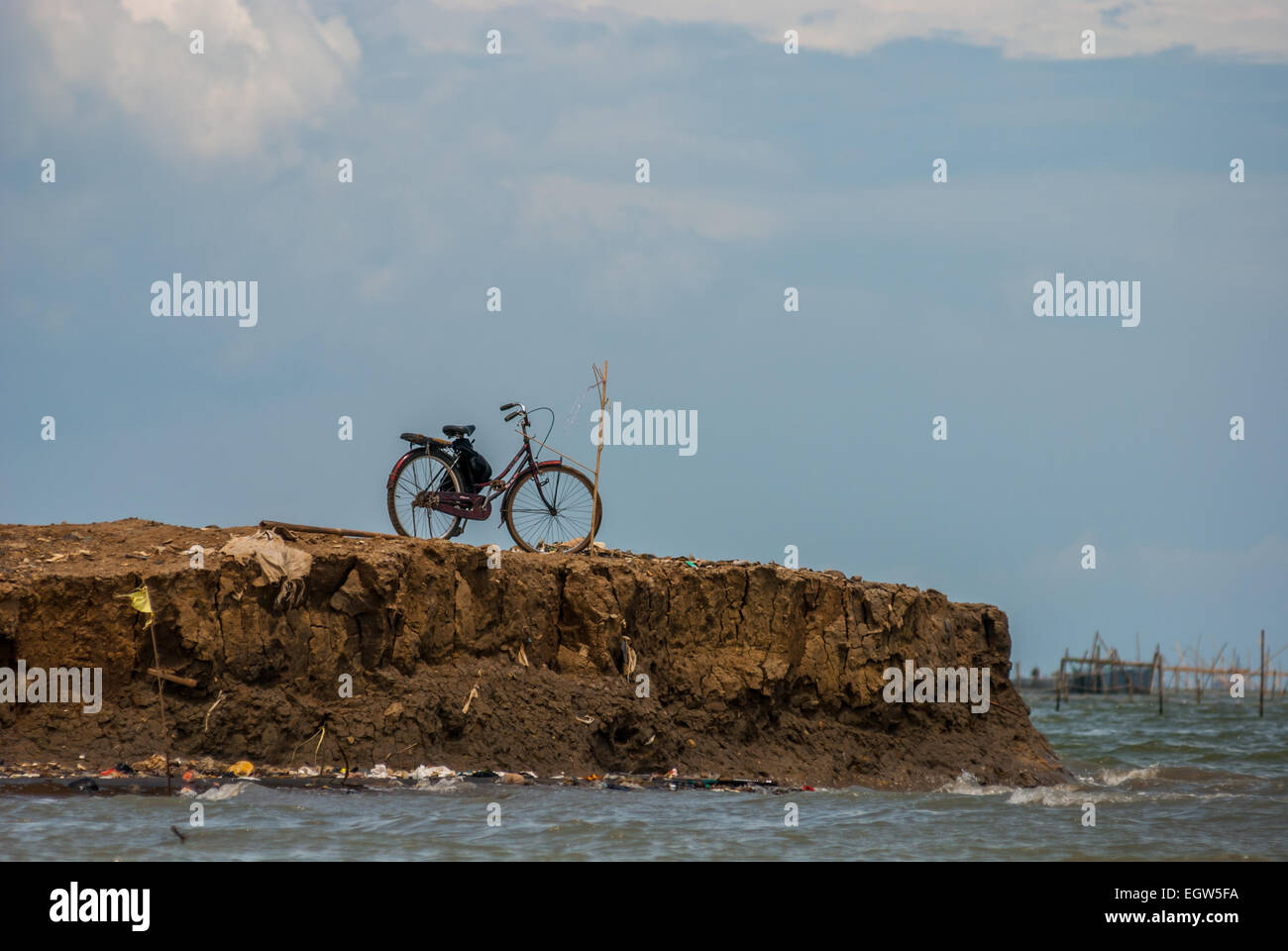 Fahrrad geparkt am Rande einer urbar in Jakarta Küstenregion. Stockfoto
