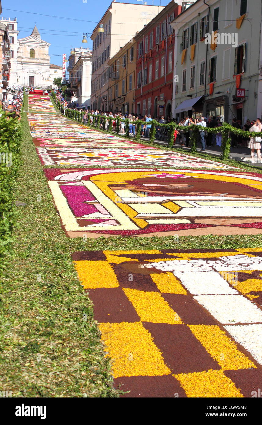 GENZANO, Italien - 17.Juni: Blumenteppich in der Main Street am 17. Juni 2012 in Genzano, Italien. Dieses Ereignis findet jedes Jahr statt Stockfoto