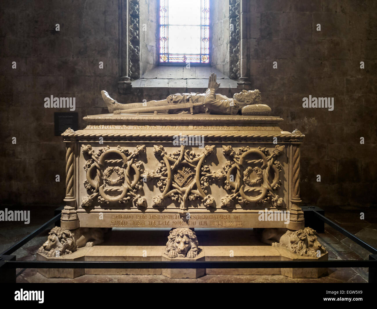 Grab mit den Überresten der großen portugiesischen Dichter Luis Vaz de Camões innen das Hieronymus-Kloster in Lissabon, Portugal Stockfoto