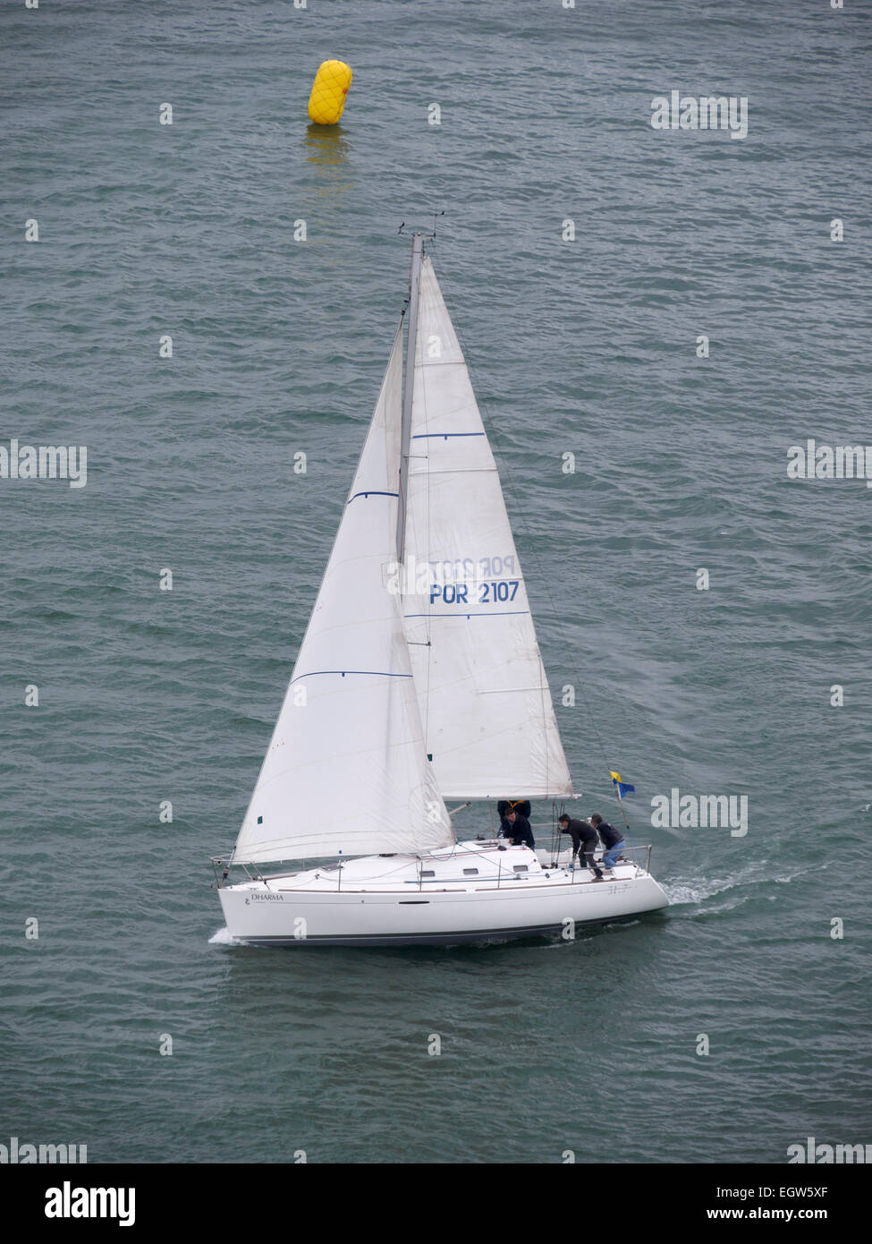 Luftaufnahme der Crew Segeln Segelboot Stockfoto