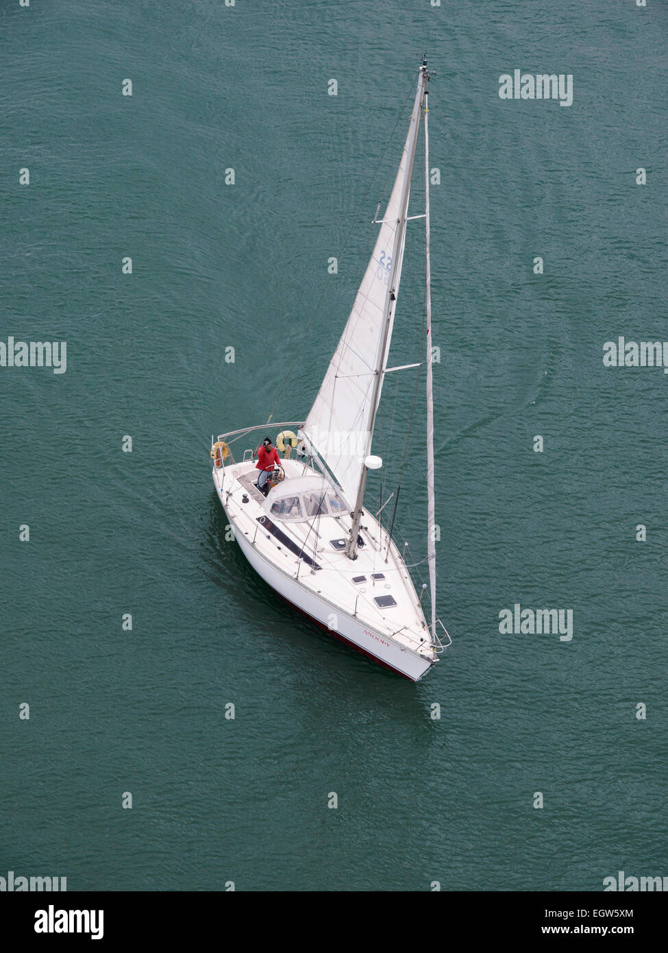 Luftaufnahme der Person im Segelboot segeln Stockfoto