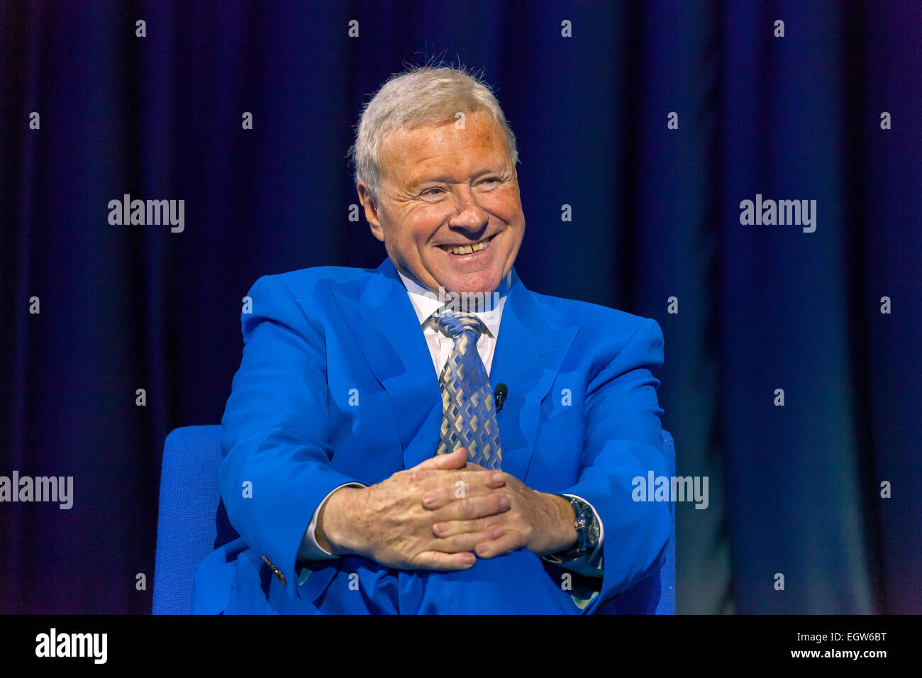 Walsall, West Midlands, UK. 2. März 2015. Gastgeber David Hamilton bei der Aufnahme der ersten "The David Hamilton Show", eine neue wöchentliche Fernsehserie Beginn 3. März 2015 auf dem neuen Midlands Kanal Big Center TV. Die Show veranstaltet von der bekannte Moderator und Sender "Diddy" David Hamilton verfügt über berühmte Persönlichkeiten aus quer durch das Spektrum von Musik und Fernsehen. Bildnachweis: John Henshall/Alamy Live-Nachrichten PER0487 Stockfoto