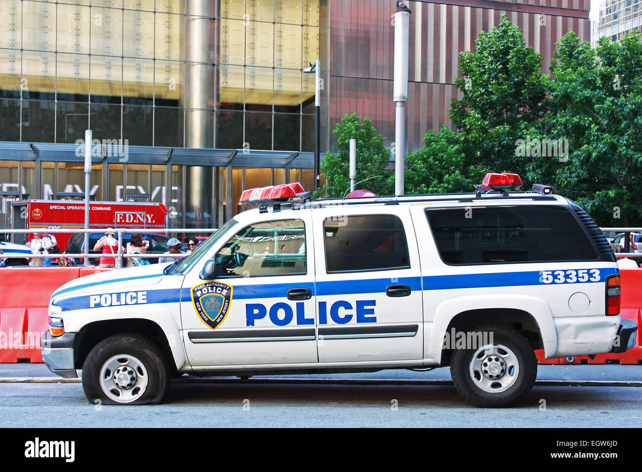 New York City Polizei-Auto am Straßenrand sitzen, mit einem Platten Reifen Stockfoto