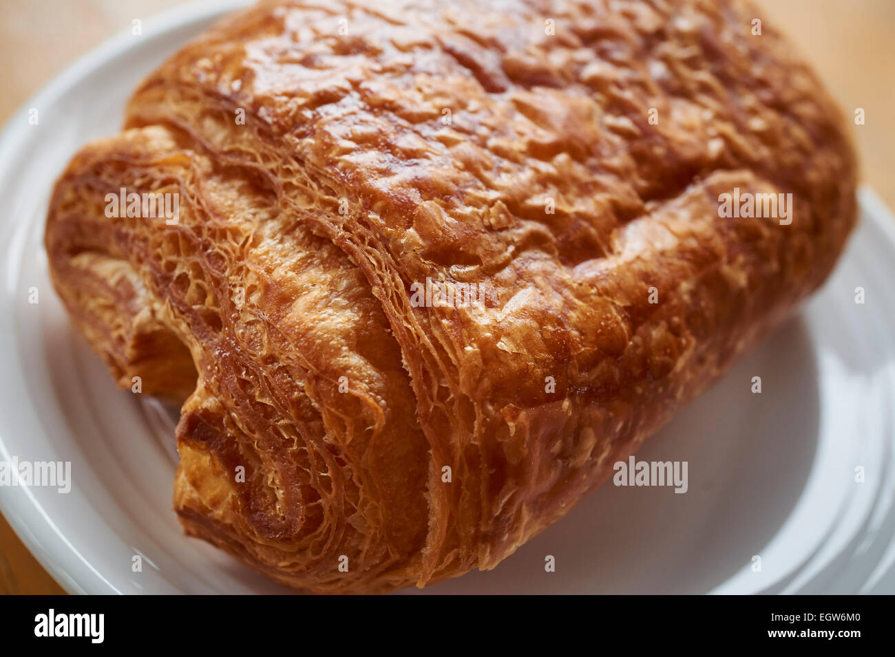 Schoko-Croissant Pain au Chocolat serviert mürrisch Cafe in Brooklyn, NY, USA Stockfoto