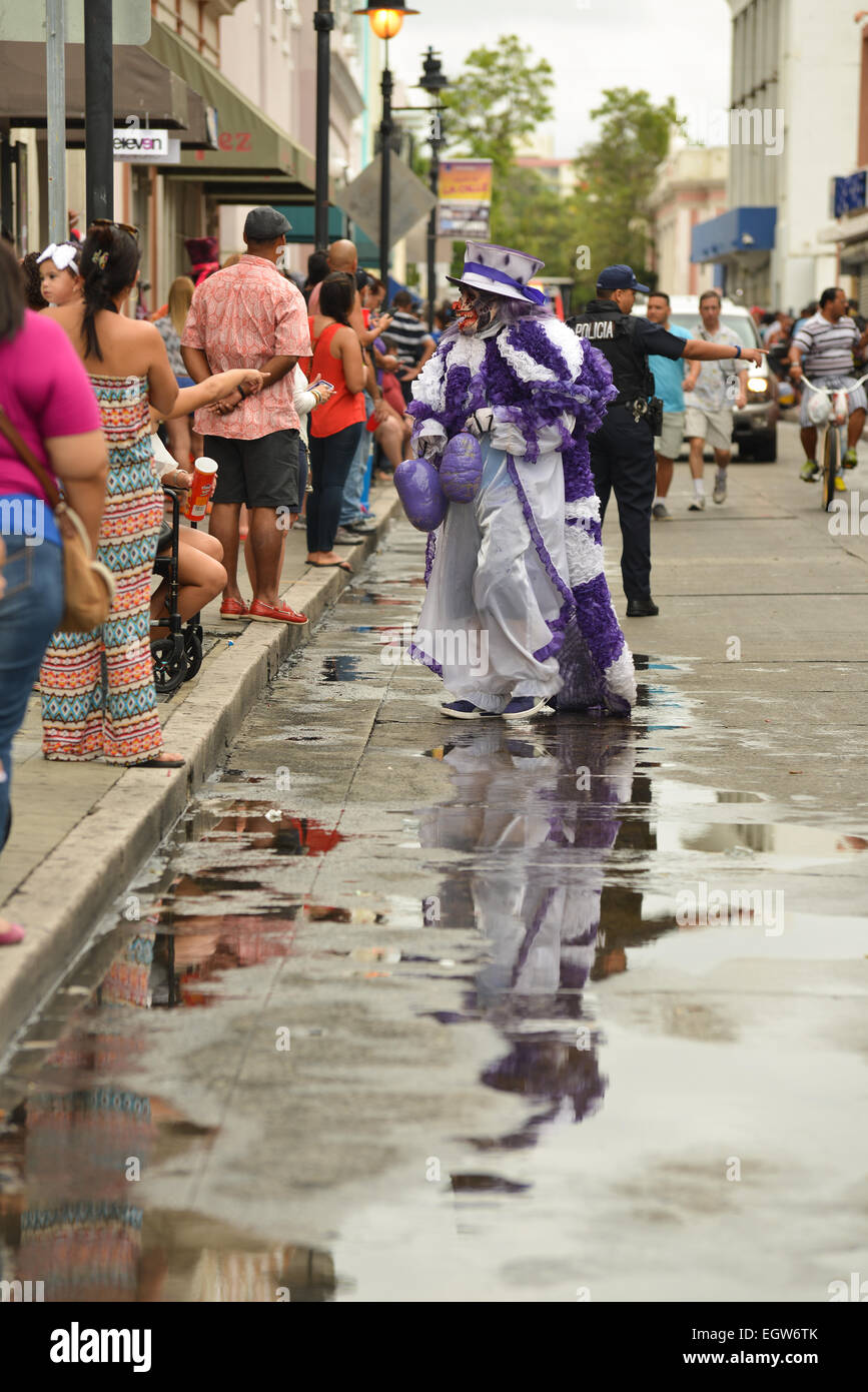 Maskierte kulturelle Abbildung Vejigante Interaktion mit Öffentlichkeit während des Karnevals in Ponce, Puerto Rico-2015 Stockfoto