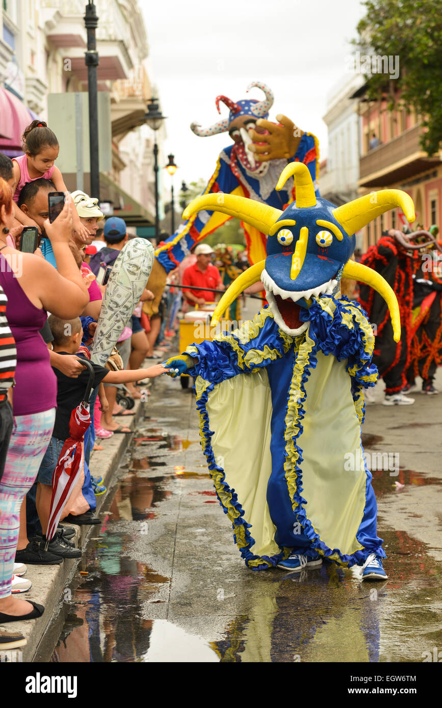 Maskierte kulturelle Abbildung Vejigante Interaktion mit Öffentlichkeit während des Karnevals in Ponce, Puerto Rico-2015 Stockfoto