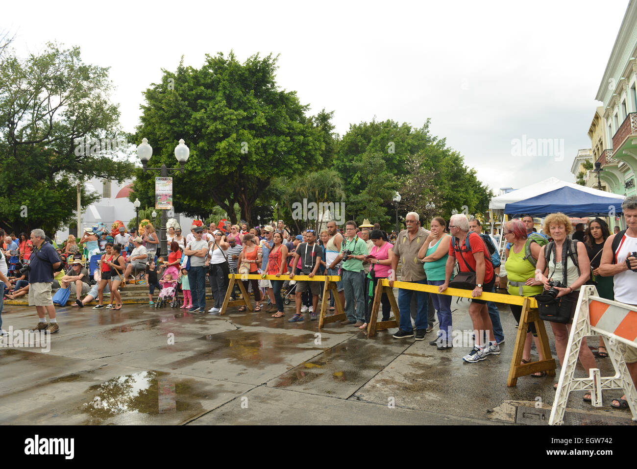 Öffentlichkeit und die Touristen warten auf den Beginn des Karnevals parade in Ponce, Puerto Rico nach dem Regen. Stockfoto