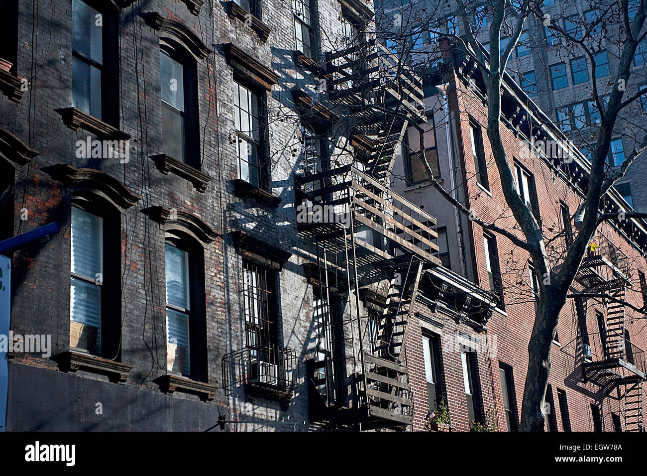 Feuer entkommt in Hell's Kitchen, New York. Stockfoto