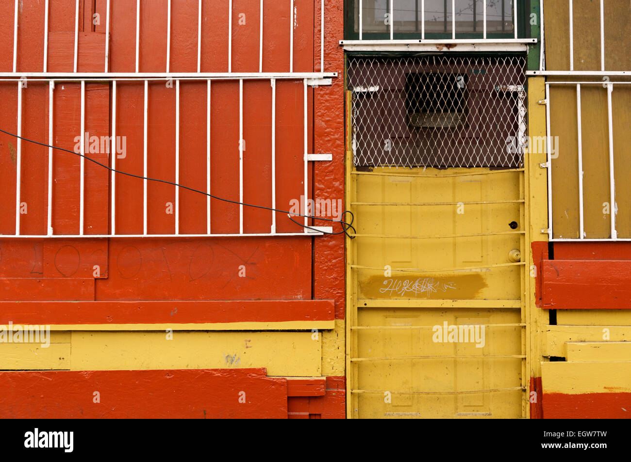 Farbenfrohe äußere Wand und Tür eines alten Gebäudes im Stadtteil Downtown Eastside von Vancouver, BC, Kanada Stockfoto